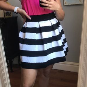 Textured pleaded skirt